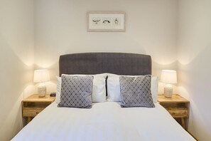 1 bedroom, desk, iron/ironing board, travel cot - Host & Stay | Willow Barn (Bonnington)