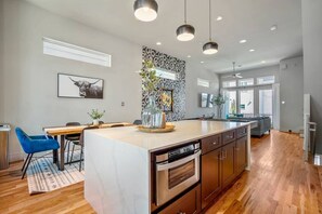 House | Private kitchen - Luxury Downtown Getaway With Breathtaking Views (Houston)