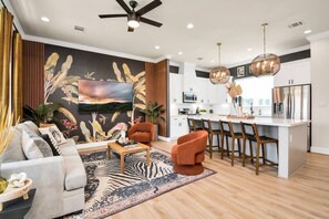 4 bedrooms, desk, soundproofing, iron/ironing board - The Oasis Checkmate HTX Rooftop (Houston)