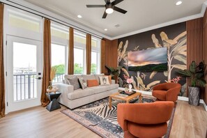 4 bedrooms, desk, soundproofing, iron/ironing board - The Oasis Checkmate HTX Rooftop (Houston)