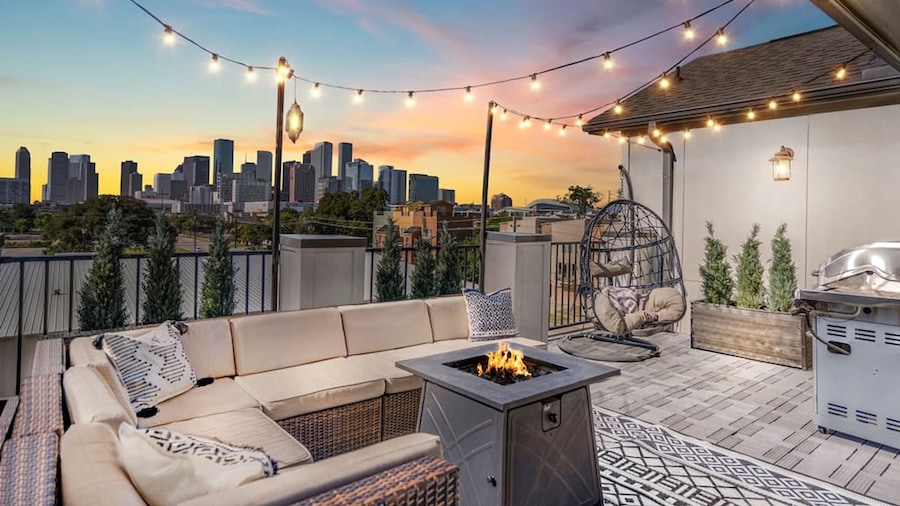 Luxury Downtown Home w Rooftop Deck in the Skyline