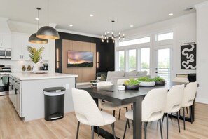 House | 4 bedrooms, desk, iron/ironing board, Internet
