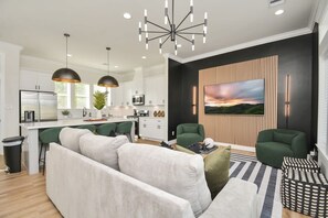 4 habitaciones, escritorio y tabla de planchar con plancha 