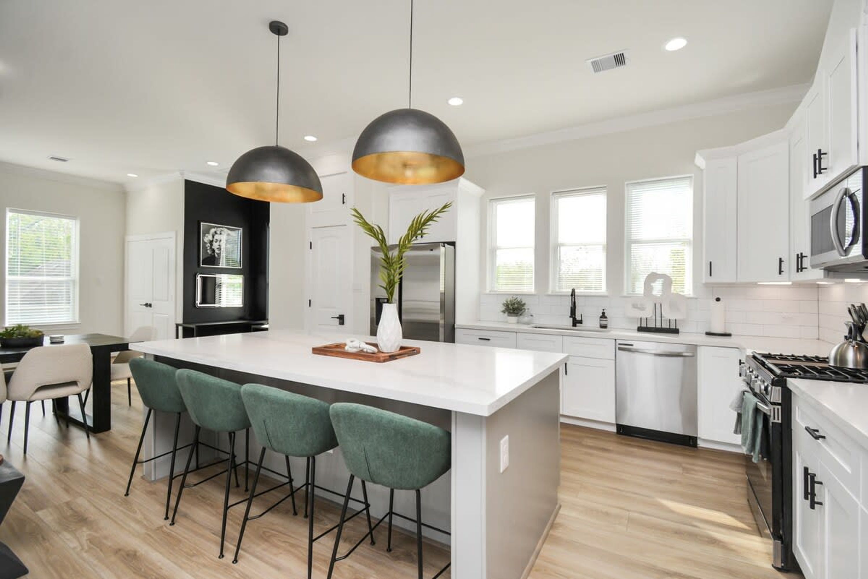 Casa | 4 quartos, escrivaninha, ferros/tábuas de passar roupa