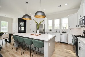 4 habitaciones, escritorio y tabla de planchar con plancha 