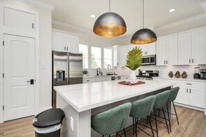 4 habitaciones, escritorio y tabla de planchar con plancha 