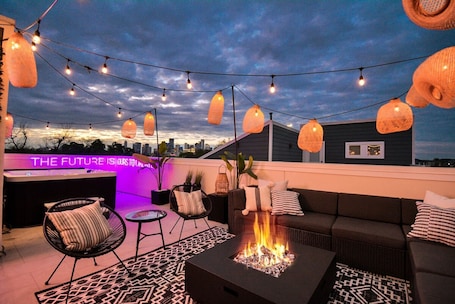 4 habitaciones, escritorio y tabla de planchar con plancha . Paradise Palace Best Rooftop in HTX w Hot Tub