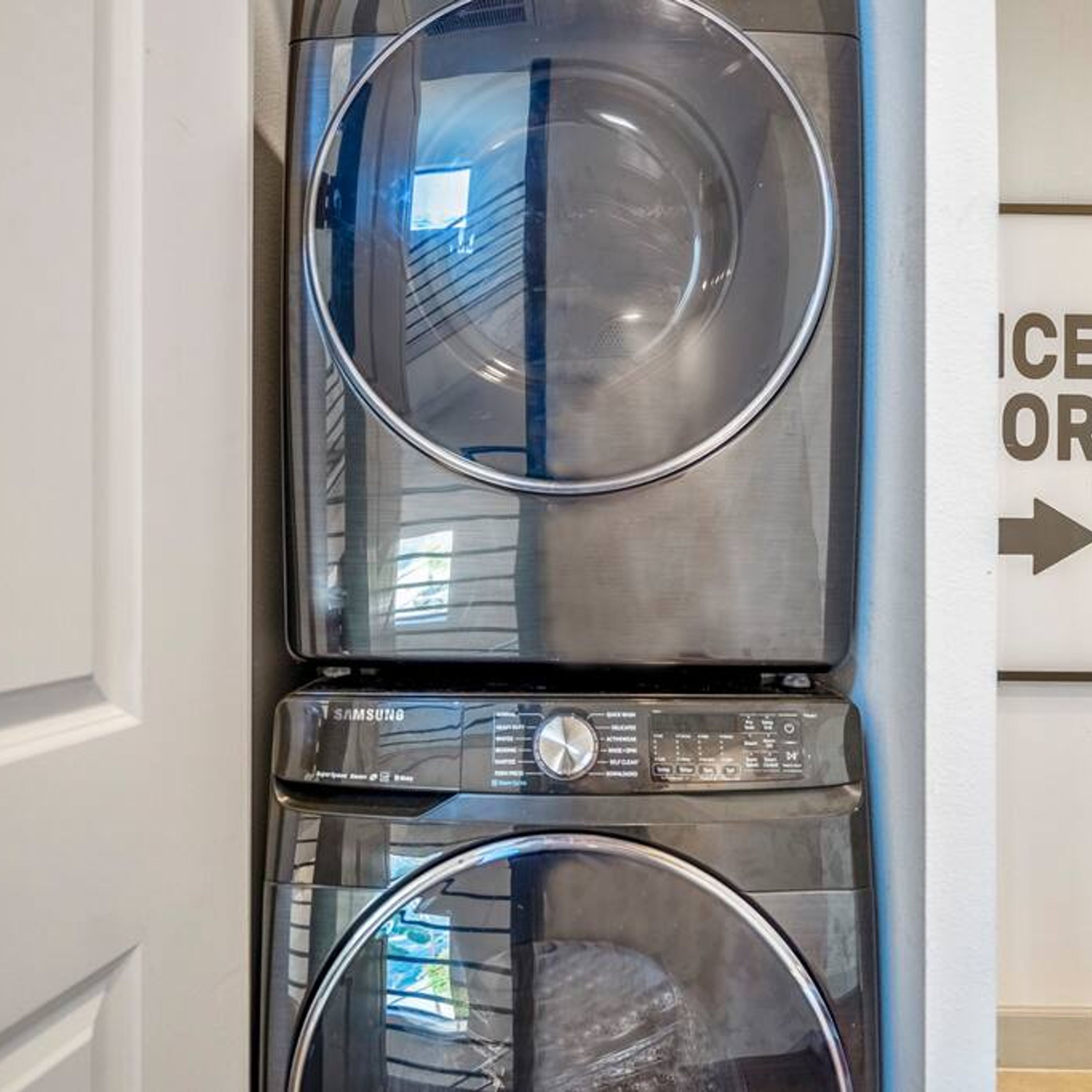 Un lave-linge Samsung doté d’un panneau de commande et d’une porte en verre.