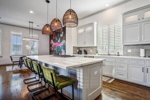 House | 5 bedrooms - Urban Jungle Retreat in the HTX Skyline (Houston)