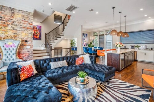 Posh Dtwn Midtown Home w Stunning Roof-topterrace