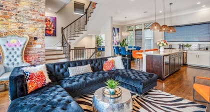 Posh Dtwn Midtown Home w Stunning Roof-topterrace