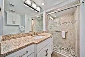 Shower, hair dryer, towels - Loggerhead Cay 174: Beautiful Condo w/ Gulf Views! (Sanibel)