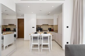 Deluxe Apartment | Dining room - Maison Privee - Modern & Chic Retreat 10min from Downtown Dubai (Dubai)