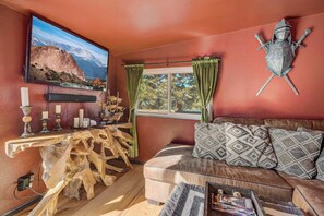 TV, fireplace, offices - 3bd Mnt Views, Hot Tub, 4 Acres & Fire Pit (Florissant)