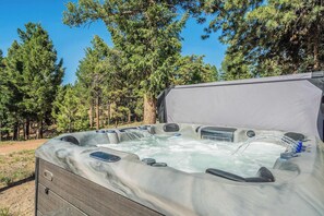 Outdoor spa tub - 3bd Mnt Views, Hot Tub, 4 Acres & Fire Pit (Florissant)