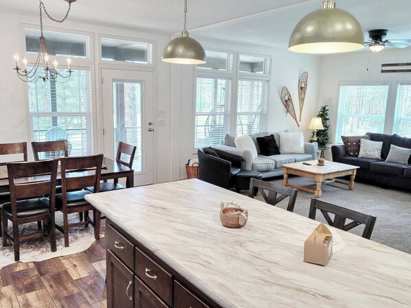 Fernseher, DVD-Player, Bücher