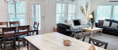 Televisión, reproductor de DVD y libros