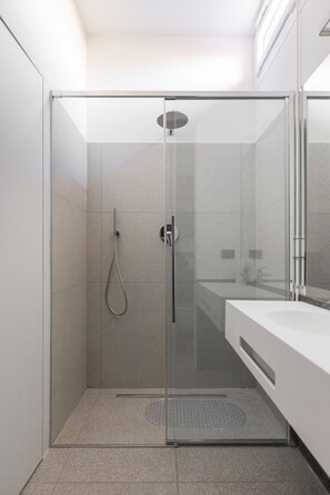 Dusche, Haartrockner, Bidet, Handtücher