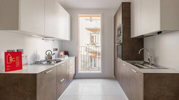 Kühlschrank, Mikrowelle, Ofen, Geschirrspüler