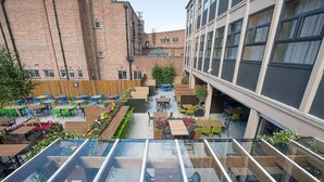 Outdoor dining - The Admiral of the Humber Hotel (Hull)