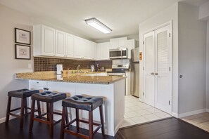 Kylskåp, mikrovågsugn, ugn och spishäll