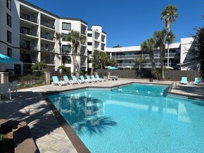 Una piscina cubierta, una piscina climatizada