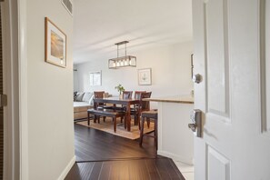 Dining - Beautifully Furnished 2BR/2Bath Unit 5th Floor Gem - 1 Block from the Beach (Hilton Head Island)