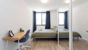 1 Schlafzimmer, Schreibtisch, Bügeleisen/Bügelbrett, Reisekinderbett