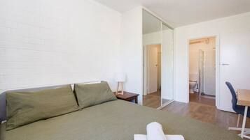 1 habitación, escritorio, tabla de planchar con plancha y cuna de viaje