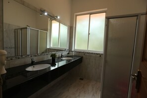Luxury Villa | Bilik Mandi | Pancuran mandi, kelengkapan dandanan diri percuma, tuala disediakan 