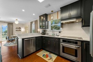 Réfrigérateur, four à micro-ondes, surface de cuisson, lave-vaisselle