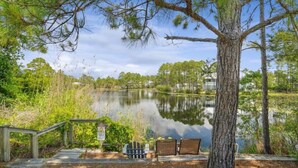Un cadre paisible au bord du lac, avec une jetée en bois, des bancs et un panneau indiquant un espace pique-nique.