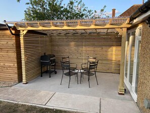 Terrace/patio - St Albans Stylish Suite With Kitchenette (St Albans)