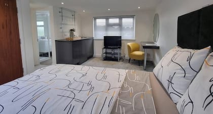 St Albans Stylish Suite With Kitchenette