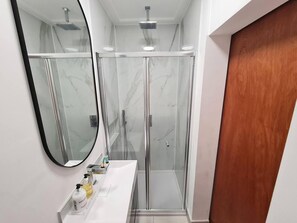 Shower, hair dryer, towels