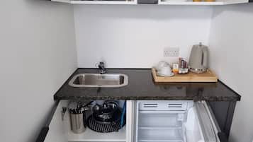 Departamento | Cocina privada | Refrigerador, microondas, horno y parrilla de estufa