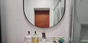 Douche, sèche-cheveux, serviettes fournies