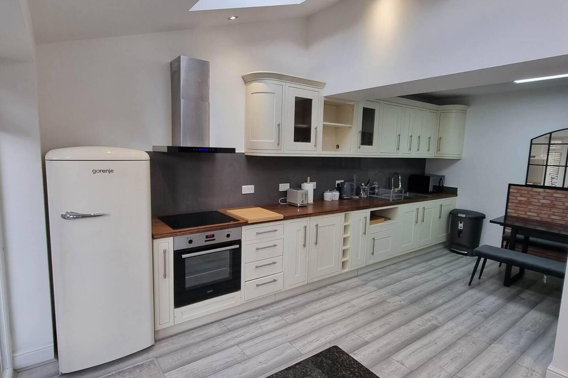 電冰箱、微波爐、烤箱、爐台