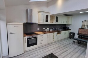 Frigorífico, microondas, horno y placa de cocina