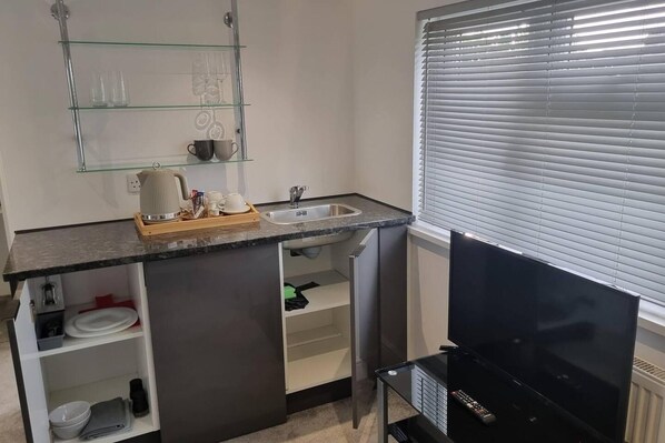 Fridge, microwave, oven, stovetop - St Albans Stylish Suite With Kitchenette (St Albans)
