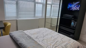 Departamento | 1 habitación, tabla de planchar con plancha, wifi gratis y ropa de cama
