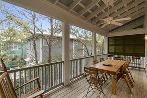 Outdoor dining - Book for Holiday Stays! Cozy Seaside Cottage Duplex! 2 Bikes! Walk to Beach! (Santa Rosa Beach)