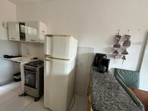 Réfrigérateur, four, plaque de cuisson, cafetière/bouilloire