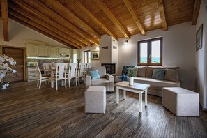 Een televisie, een open haard en tafelvoetbal