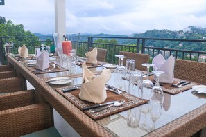 Outdoor dining - Holistic Villas Hills (Kandy)