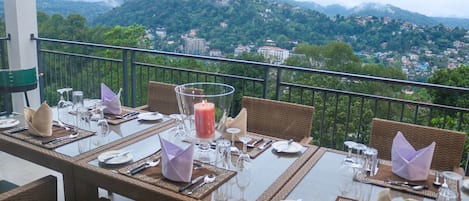 Superior King Room | 1 bedroom, in-room safe, individually decorated, individually furnished