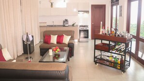 Un salon comprenant un canapé, une table basse et un meuble à bouteilles.