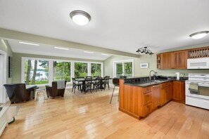 Microwave, oven, dishwasher, coffee/tea maker - Winnipesaukee Waterfront Home Sleeps 14 With Dock (Moultonborough)