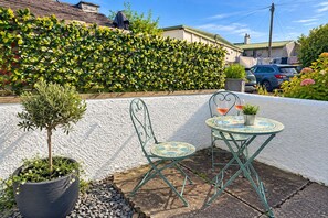 Outdoor dining - Carlton Cottage Keswick -  a cottage that sleeps 2 guests  in 1 bedroom (Keswick)