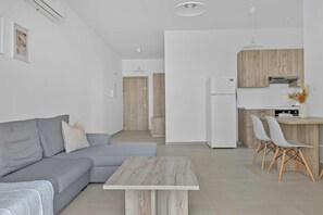 Apartamento de lujo | Zona de estar | Smart TV de 32 pulgadas con canales por cable